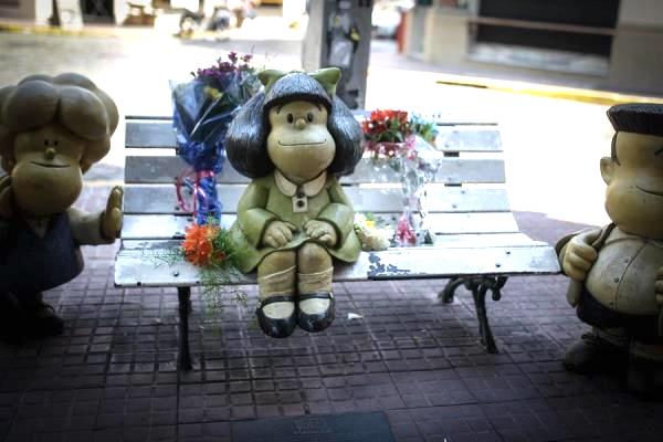 1601484632691 admiradores dejan flores en estatua de mafalda - quino, el genio inmortalizado que hizo pensar al mundo